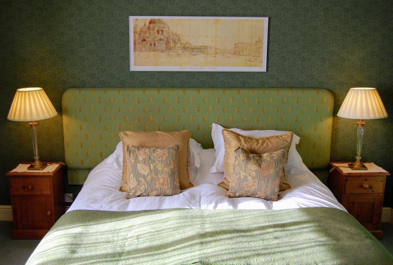 Hotel The Old Vicarage Dolfor à Newtown  Extérieur photo