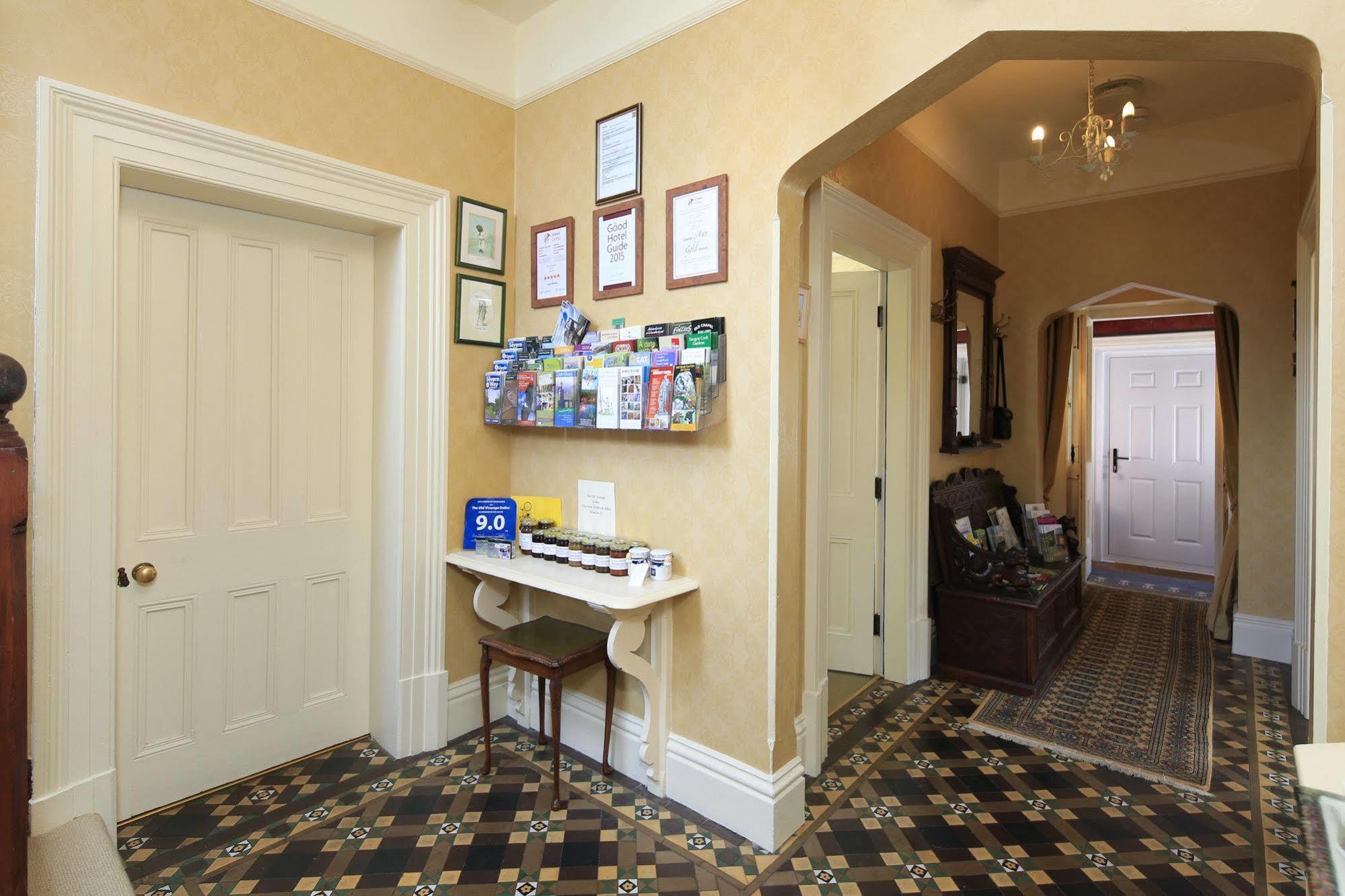 Hotel The Old Vicarage Dolfor à Newtown  Extérieur photo