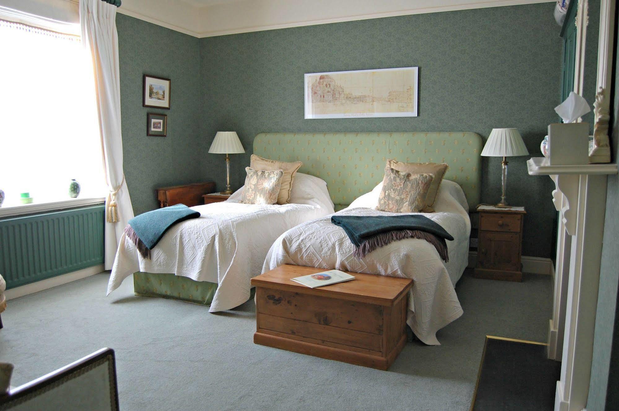 Hotel The Old Vicarage Dolfor à Newtown  Extérieur photo