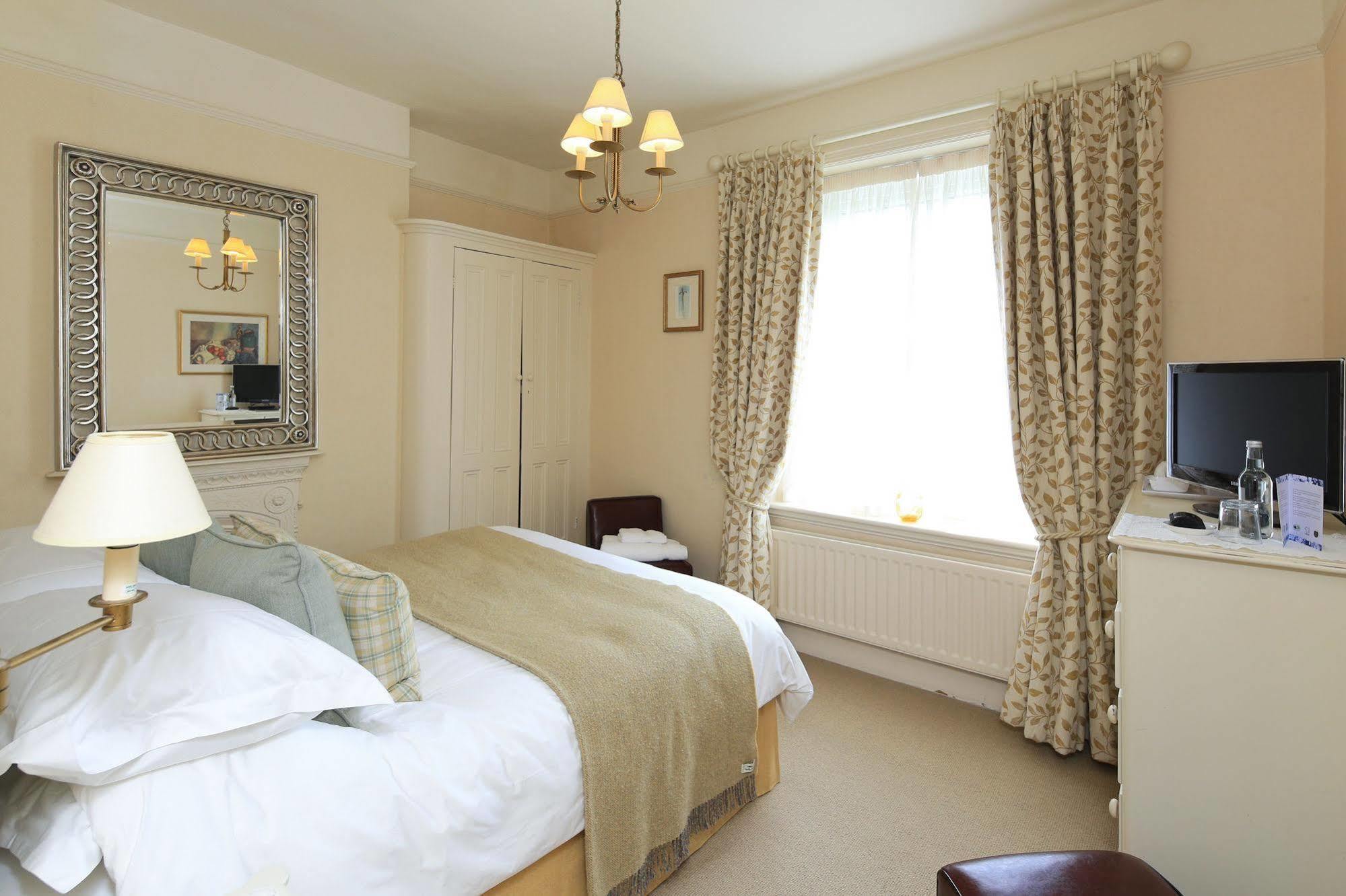 Hotel The Old Vicarage Dolfor à Newtown  Extérieur photo